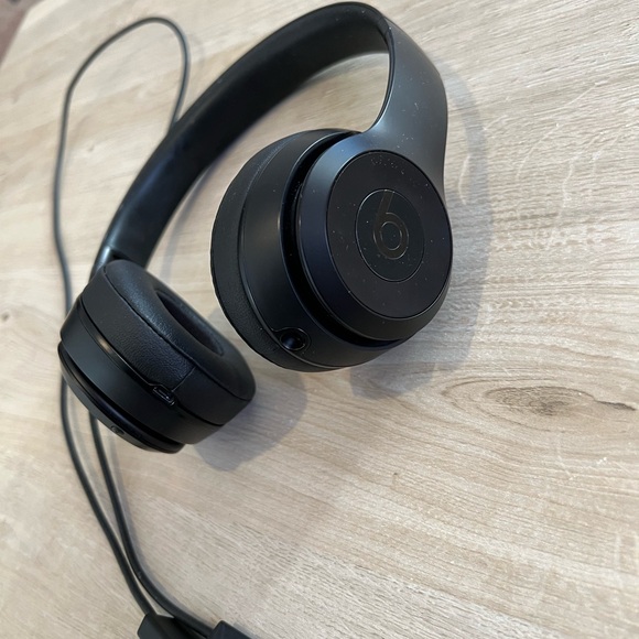 ‼️$65 SALE 🔥 BEATS Wireless Headphones + charging cord - Picture 2 of 7